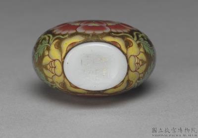 图片[3]-Glass-body painted enamel snuff bottle with winding passionflower branches on a gold background, Qing dynasty, Qianlong reign (1736-1795)-China Archive